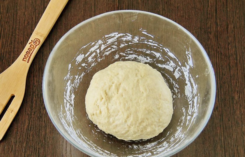 1. Этап. Беляши в мультиварке: Сначала перемешивайте все ложкой, затем замесите тесто руками. Муки может уйти чуть больше или меньше, чем указано в рецепте, готовое тесто должно быть достаточно плотное и эластичное. Накройте его полотенцем и дайте 