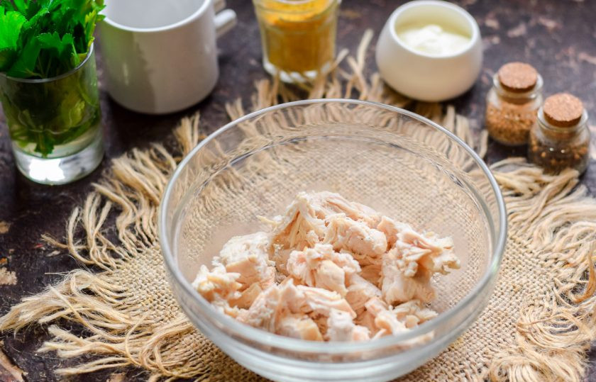 1. Этап. Салат с курицей и помидорами: Остудите готовое куриное филе, нарежьте кусочками или разберите на волокна. Переложите курицу в салатник.