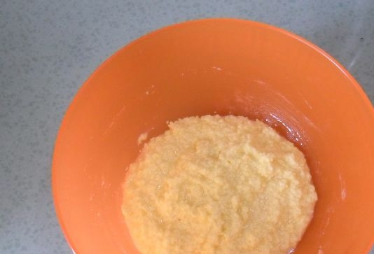 1. Этап. Печенье из маргарина: Добавьте яйца, как следует перемешайте массу до однородности.