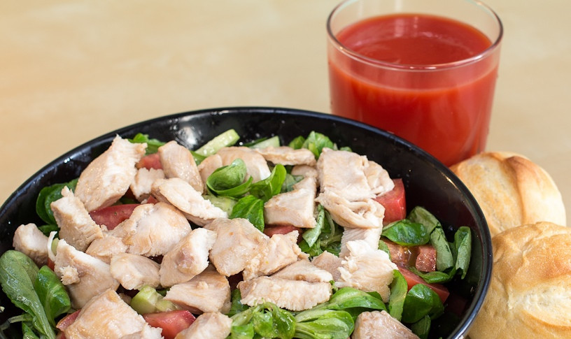 1. Этап. Легкий салат с курицей: По вкусу солим, перчим, добавляем оливковое масло, перемешиваем и сверху кладем кусочки курицы и подаем к столу. Приятного аппетита!