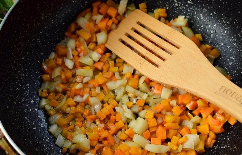 1. Этап. Куриные мини-пироги в горшочках: Овощи нарежьте мелкими кубиками. На сковороде разогрейте оливковое масло и пассеруйте овощи до золотистой корочки.