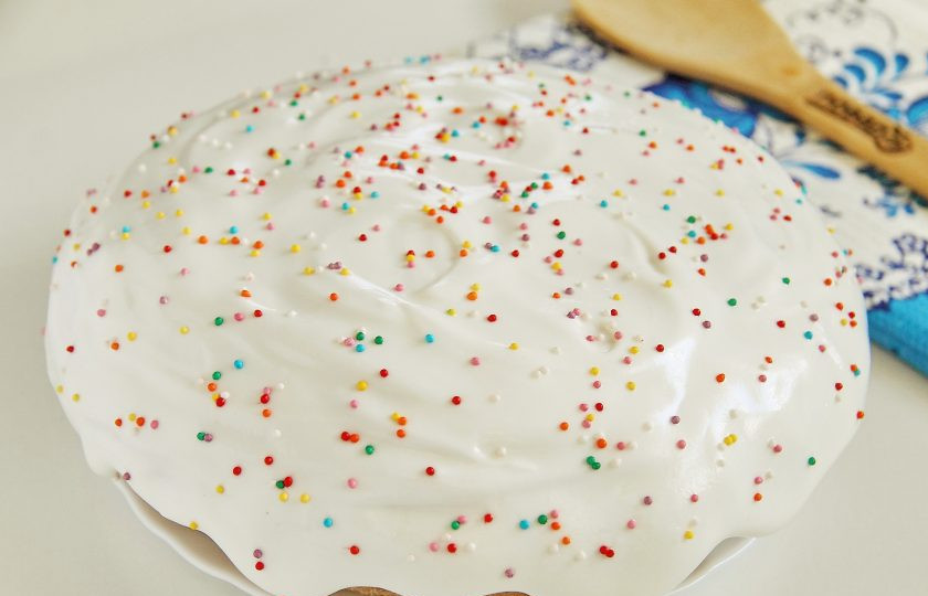 1. Этап. Кулич в мультиварке без дрожжей: Кулич в мультиварке без дрожжей готов. Можно обмазать его глазурью и украсить по вкусу.