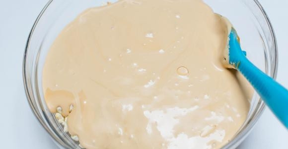 1. Этап. Торт Муравейник со сгущенкой: 8. Песочную крошку переложите в миску, залейте сгущенкой.