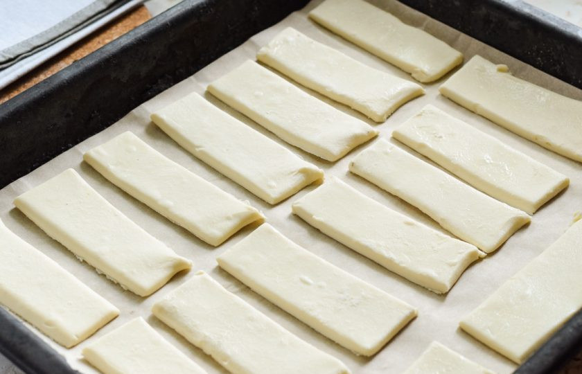 1. Этап. Слойки с медом: Противень устелите пергаментом, выложите все заготовки теста.