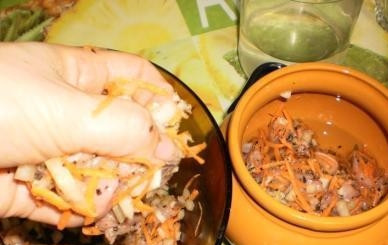 1. Этап. Гречка в горшочках: В горшочек наливаем пол стакана воды и выкладываем в него мясо с овощами. Накрываем крышкой и ставим на 1 час в духовку, температуру устанавливаем 220-230 градусов.