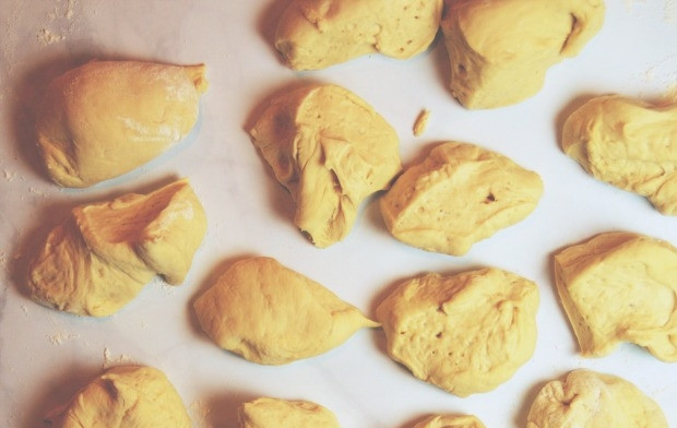 1. Этап. Булочки для перекуса: 7. Разделите его на 14 частей и выложите на смазанный растительным маслом стол или поднос.