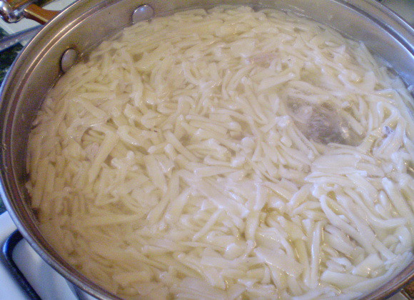 1. Этап. Суп с зеленью и яйцом: 6. Как только лапша всплыла - она готова.