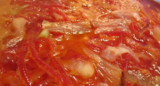 1. Этап. Украинский борщ с пампушками: Когда бульон с капустой закипит, добавьте в кастрюлю все содержимое сковородки и тщательно перемешайте.