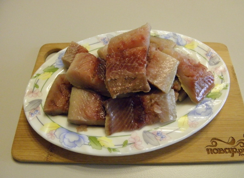 1. Этап. Селедочное масло: Селедочку нужно разделать на филе. Снимите с нее кожу, удалите голову, внутренности, хребет. Максимально постарайтесь убрать кости. Порежьте филе на части.