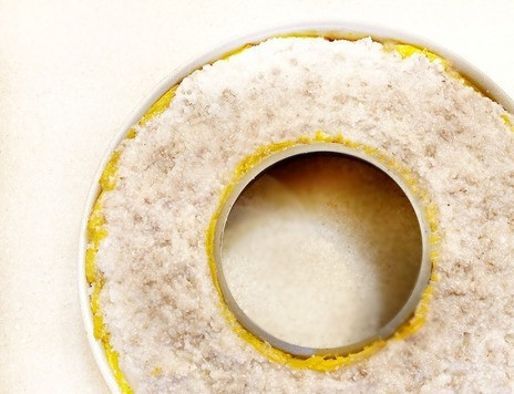 1. Этап. Запеканка из рисовой поленты с фаршем: Приготовленный фарш смешайте с полентой и выложите в форму. Запекайте в разогретой до 180 г духовке 20-25 минут.