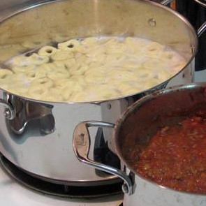 1. Этап. Сырный Тортеллини с мясным соусом: Отвариваем Тортеллини в течении 10 минут.