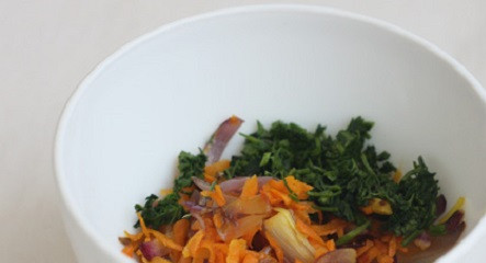 1. Этап. Скумбрия с овощами в фольге: 3. Свежую зелень вымыть, просушить и измельчить. Соединить с обжаренными овощами. При желании посолить и поперчить немного. Рецепт приготовления скумбрии с овощами в фольге можно дополнить помидорами для сочности.