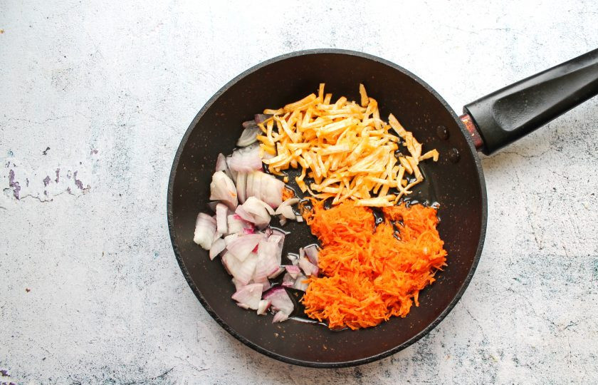 1. Этап. Щи старорусские: Пока варится капуста, натрите морковь на средней терке, порежьте репчатый лук. Репу очистите от кожуры, порежьте соломкой. В сковороду налейте растительное масло, выложите овощи и обжаривайте на среднем огне в течение 5-7 минут.