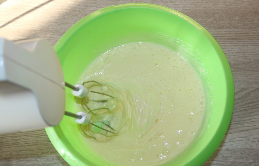 1. Этап. Воздушный медовик: Добавьте сахар, ванильный сахар, продолжайте взбивать. Продолжая взбивать, тоненькой струйкой добавьте мёд.