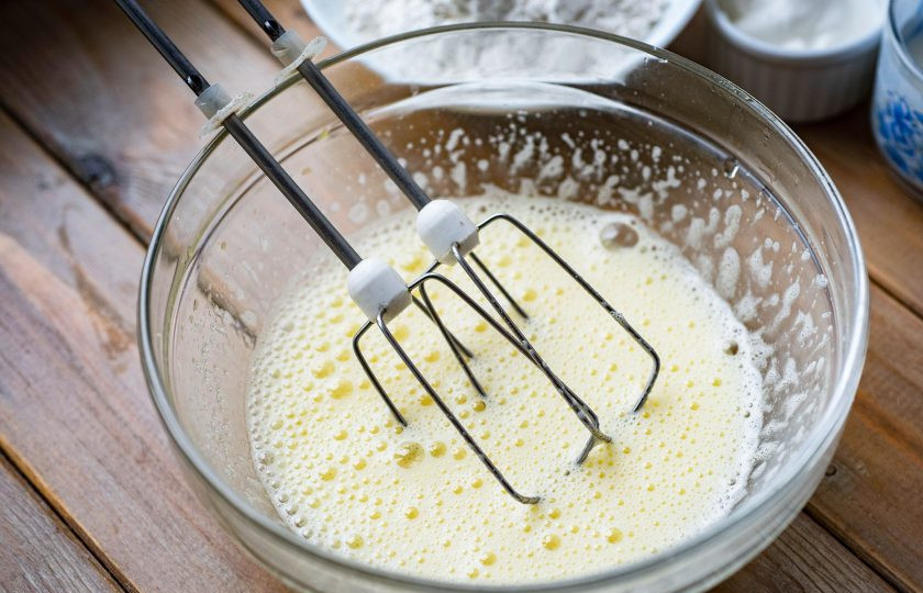 1. Этап. Бельгийские вафли без масла: Миксером взбейте эти ингредиенты до получения пышной массы.