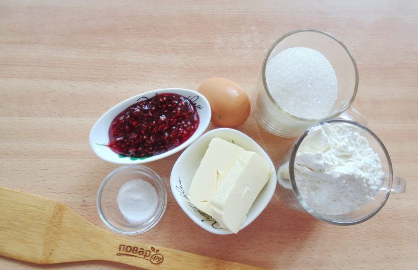 1. Этап. Песочный пирог с малиновым вареньем: Подготовьте ингредиенты для приготовления песочного пирога с малиновым вареньем.