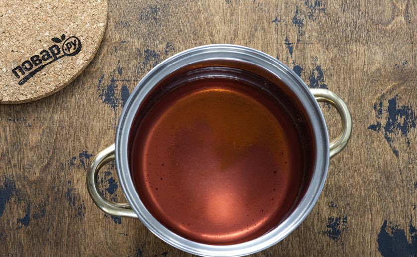 1. Этап. Огурцы с медом и клюквой: Слейте жидкость в кастрюлю, добавьте сахар и соль, доведите до кипения. После закипания добавьте мед и яблочный укус, все перемешайте.