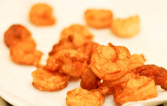 1. Этап. Жареные креветки с медом: 5. Вот такие аппетитные и очень вкусные жареные креветки с медом в домашних условиях получились. Перед подачей дополните их орешками. Можно подавать к столу. Очень оригинально, рекомендую попробовать!