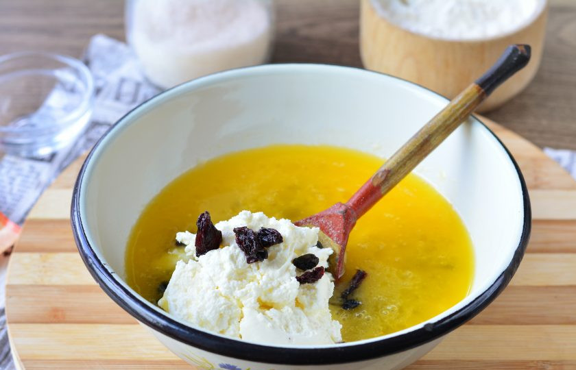 1. Этап. Кекс с творожным сыром: Добавьте мягкий творожный сыр и вымытый, просушенный изюм.