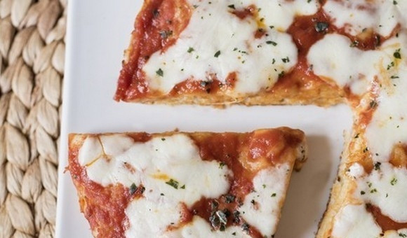 1. Этап. Самая быстрая пицца: 5. Готовьте пиццу под крышкой еще 2 минуты, пока не расплавится сыр. Вот и готова самая быстрая пицца на сковороде. Приятного аппетита!