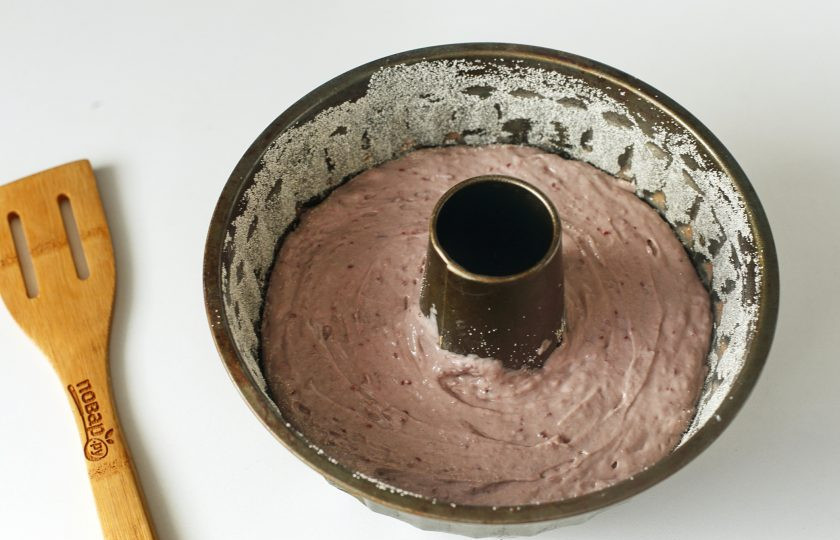 1. Этап. Пирог из стакана варенья: Перелейте тесто в смазанную маслом форму для запекания. Дно и бока предварительно обсыпьте мукой или манкой. Выпекайте в духовке при температуре 180 градусов около 25-30 минут.