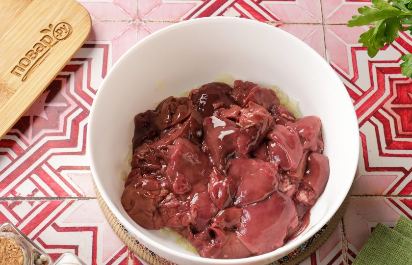 1. Этап. Печень в микроволновке: Промытую и обсушенную печень нарежьте кусочками и добавьте к луку.