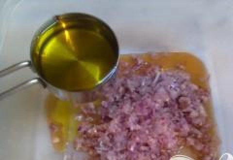 1. Этап. Арабский сэндвич: Начнем с маринования мяса. Мелко нарезаем лук, чеснок. Смешиваем чеснок, лук, уксус и оливковое масло в глубокой миске.