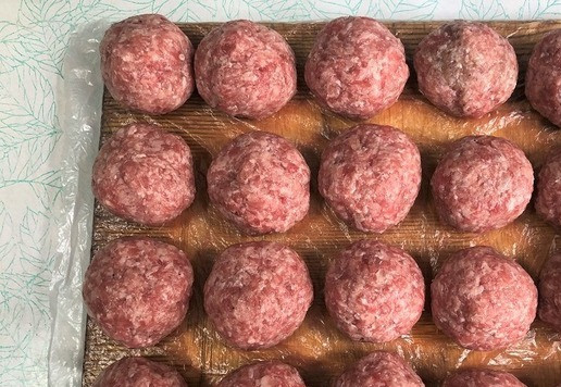 1. Этап. Тефтели в бархатистом соусе Дело тонкое: Рукой хорошо промесить фарш. Если сильно крутой, добавить чуть воды. Разделить фарш на равное количество Берем часть фарша и несколько раз обжимаем в ладонях и катаем тефтелю. Я смачивала руки водой. Доску выложить пленкой. На нее выкладываем тефтели. Накрываем пленкой и убираем в холодильник на пару часов.