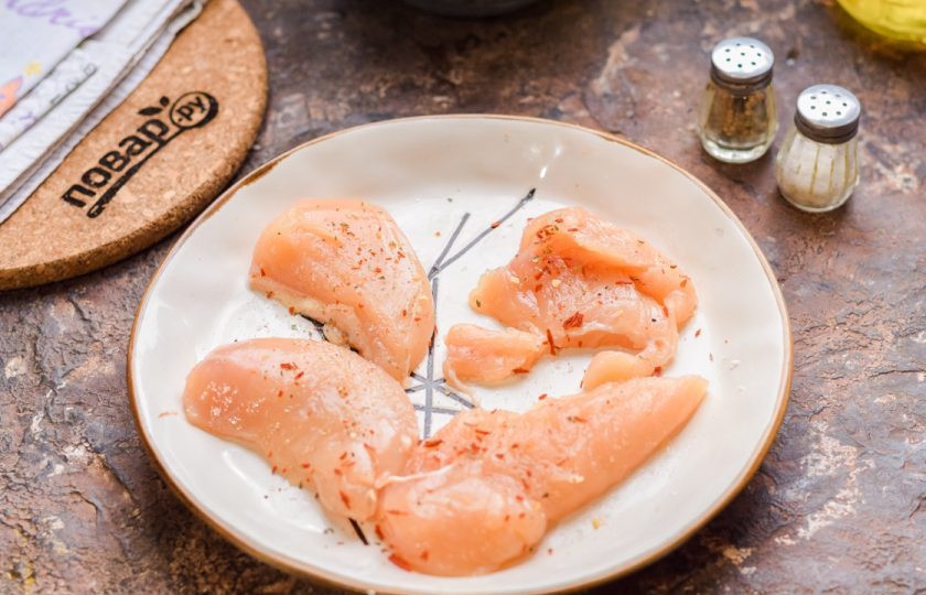 1. Этап. Салат Цезарь от Гордона Рамзи: Куриное филе нарежьте небольшими кусочками, посыпьте специями.