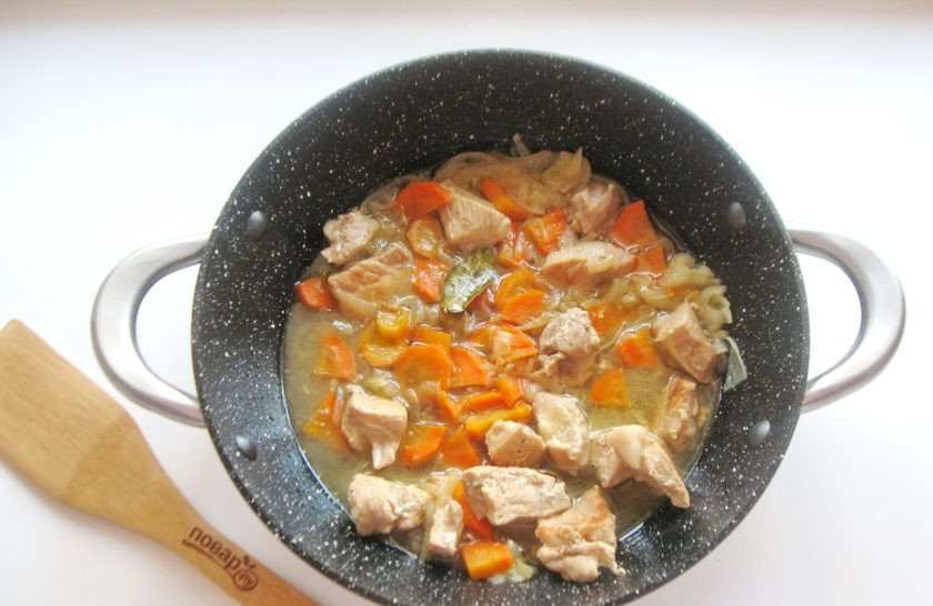 1. Этап. Солянка по-польски: Тушите мясо с луком и морковью почти до готовности.