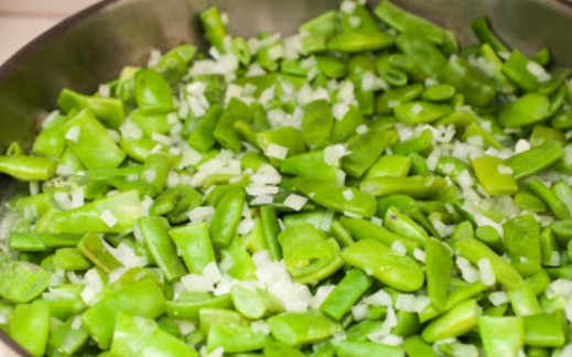 1. Этап. Баранина со стручками фасоли и яйцом: Выкладываем фасоль в глубокий сотейник, заливаем куриным бульоном. Готовим до закипания, после чего добавляем измельченный лук. Тушим на медленном огне 25-30 минут, добавив специи. Постоянно помешиваем.