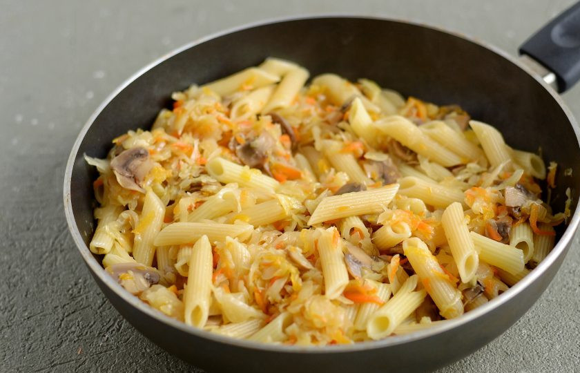 1. Этап. Макароны с капустой: Соедините макароны с капустой, потушите все вместе ещё 2-3 минуты.