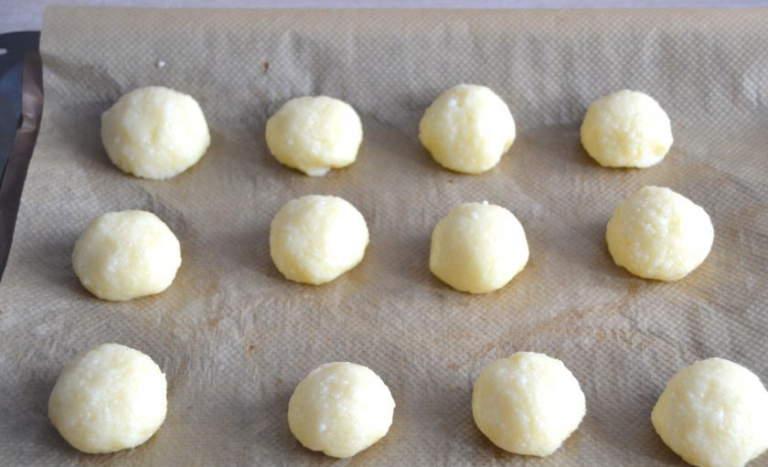 1. Этап. Булочки Боу де кежо: Смажьте руки растительным маслом, отщипните кусочки теста и сформуйте булочки. Выложите булочки на лист для выпечки.