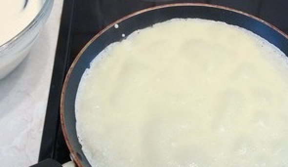 1. Этап. Блины конвертом: На разогретой сковороде, смазанной маслом, жарим тонкие блины.