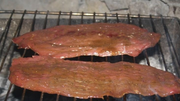 1. Этап. Ромштекс из говядины на гриле: Выложить на раскаленную решетку. Переворачивать через 5 минут. Постоянно смазывать поверхность остатками соуса, чтобы в итоге мясо не пересушилось.