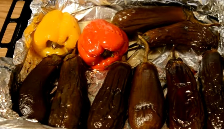 1. Этап. Самая вкусная баклажанная икра Сырая: 7. Печеные овощи не спешим доставать, а оставляем в духовке до остывания, так будет легче снять кожуру.