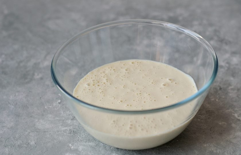 1. Этап. Оладьи из тофу: Измельчите блендером банан, тофу, растительное молоко, сок и цедру лимона до однородной консистенции.