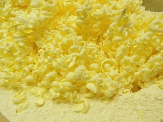 1. Этап. Пирог с яблочным джемом: 5. Замороженный маргарин или сливочное масло натрите на терке или измельчите ножом в мелкую крошку.