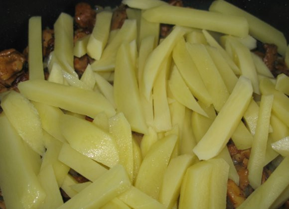 1. Этап. Картошка со свежими грибами жареная: Потом картошку, нарезанную соломкой и перемешиваем. Жарим до готовности картошки, за 5 минут до окончания, солим и перчим. Наша картошка со свежими грибами жареная готова! Приятного аппетита!