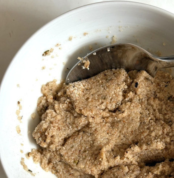 1. Этап. Фрикадельки с моцареллой в аэрогриле: Смешать панировочные сухари и приправу для мяса, добавить немного воды, размешать и оставить на пару минут для разбухания сухарей.