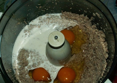 1. Этап. Суфле из мяса в духовке: Добавляем яйца, молоко и сливки.