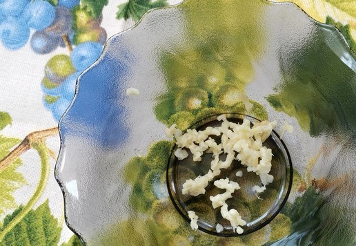 1. Этап. Кунжутно-имбирный соус: Пропустить через пресс чеснок, влить соевый соус,