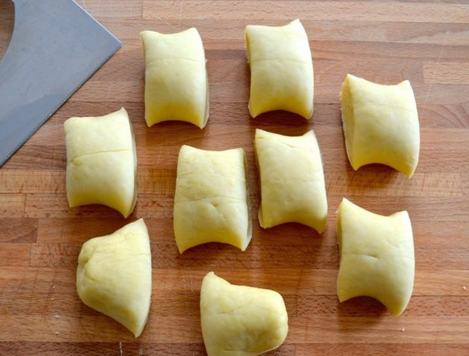 1. Этап. Чебуреки на заварном тесте: 8. Достаньте тесто из миски, скатайте рулетик и разрежьте его на кусочки.