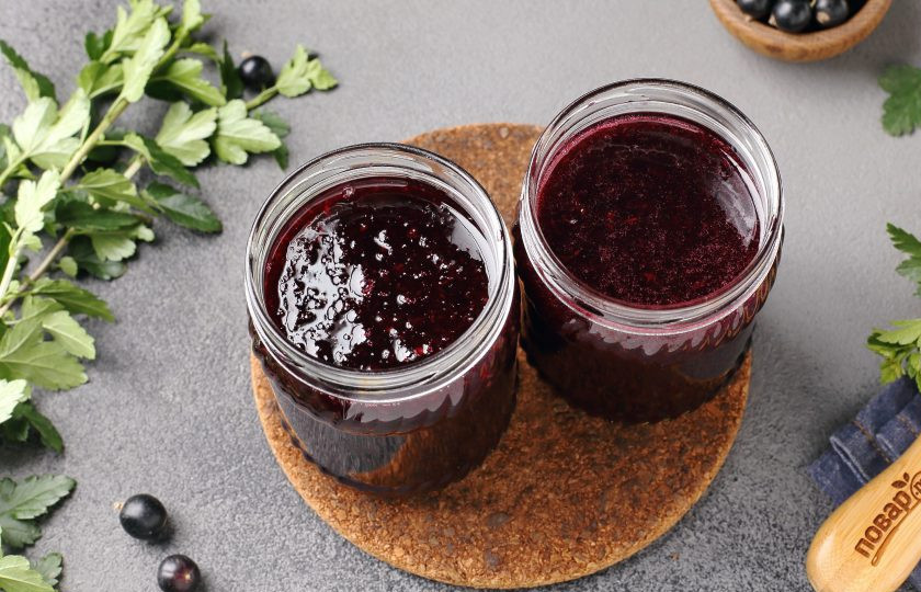 1. Этап. Варенье из чёрной смородины с имбирём: Разложите варенье сразу в чистые стерилизованные баночки и закрутите стерильным крышками. Укутайте тёплым полотенцем и оставьте до остывания.