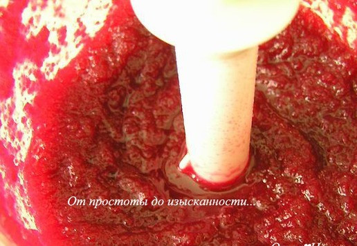 1. Этап. Свекольно-лимонный напиток: Свеклу измельчите в чаше блендера с добавлением небольшого количества воды.