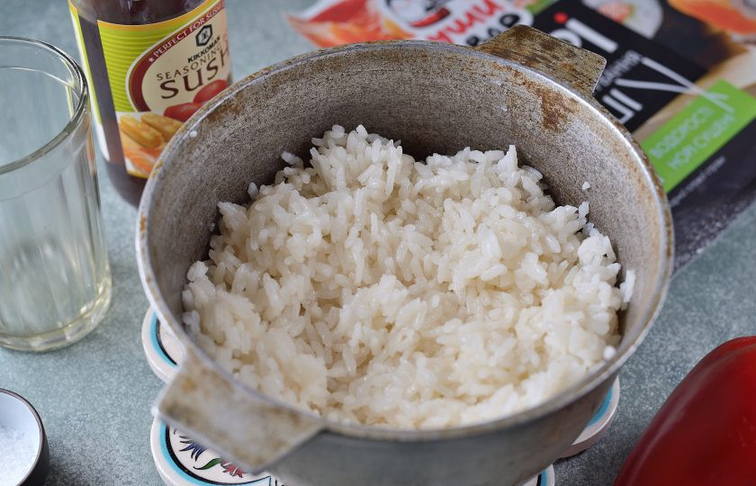 1. Этап. Роллы с болгарским перцем: Влейте заправку в рис, перемешайте, накройте крышкой и оставьте до полного остывания.