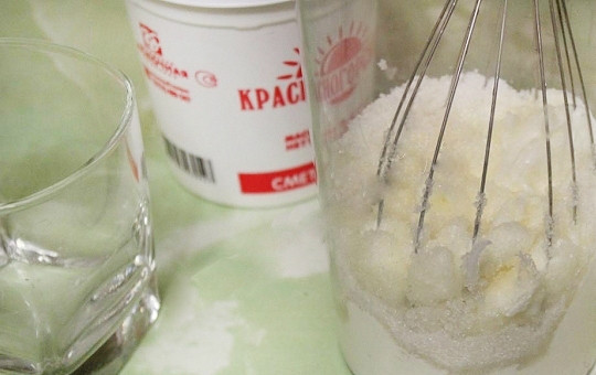 1. Этап. Торт сметанный с фруктами: Теперь займемся кремом. Для этого взбиваем сметану и сахар до пышного состояния. Не миксером, а просто венчиком. Осторожно, чтобы крем не растекся.