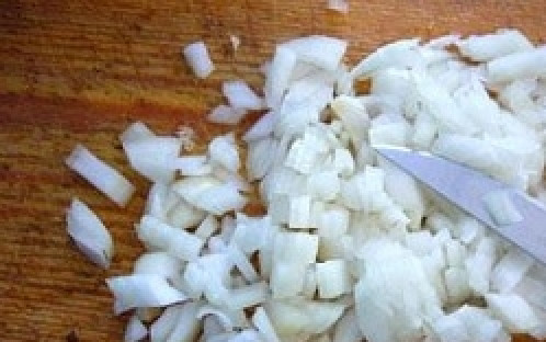 1. Этап. Сосиски на сковороде: 2. Точно так же с луком, часть просто мелко шинкуем, а часть нарезаем полукольцами.