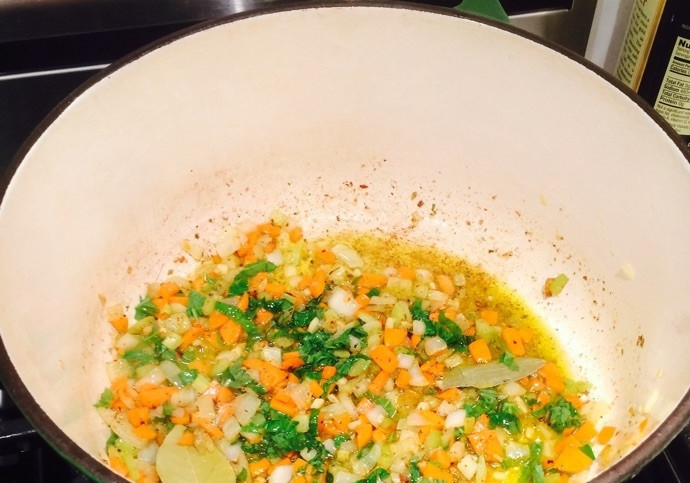 1. Этап. Фрикадельки из индюшиного фарша: 3. Нарежьте мелко базилик, добавьте его в кастрюлю, а также выложите лавровый лист, нарезанные кубиками помидоры, прикройте немного крышкой и тушите на слабом огне около 1 часа.