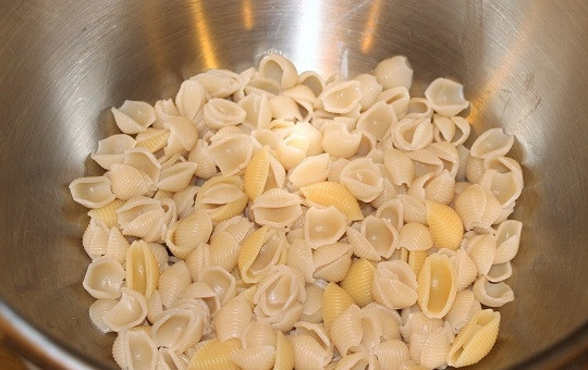 1. Этап. Норвежская запеканка с рыбой и макаронами: 1. Макароны отварите на пару минут меньше, чем указано на упаковке. Откиньте на дуршлаг и остудите.